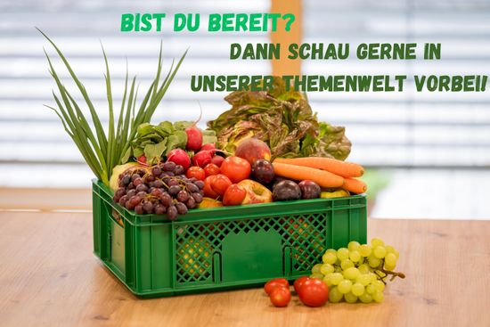 Frau mit Bio Aufstrichen in den Händen