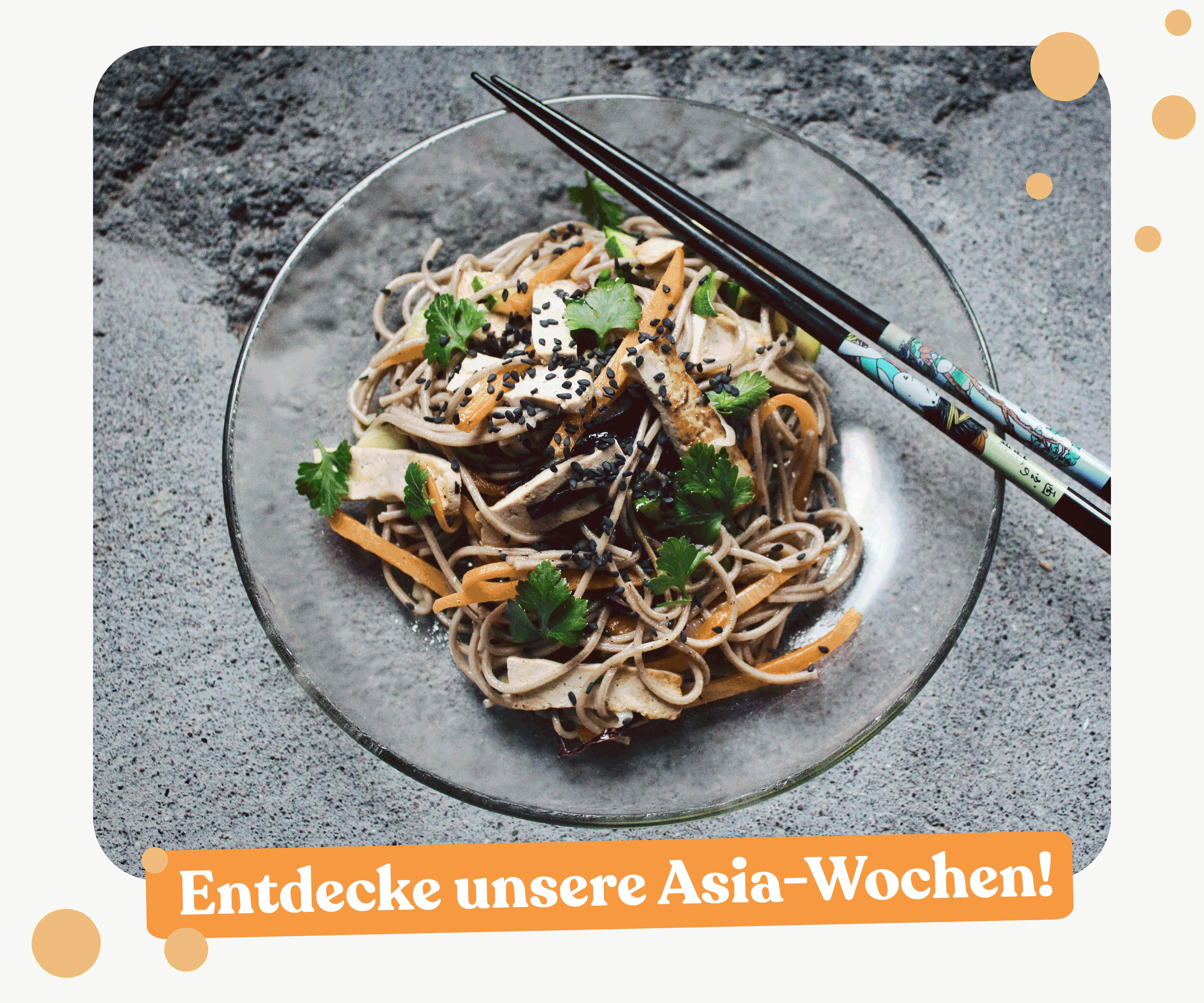 KI generiert: Ein Teller mit asiatischen Nudeln und Stäbchen. Text: "Entdecke unsere Asia-Wochen!"