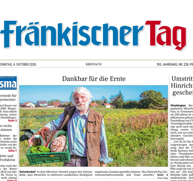 KI-generierte Beschreibung: Ein älterer Mann in einem Garten mit Gemüsebeeten. Hauptinhalt: Ökologischer Gemüseanbau.