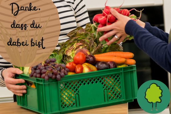 KI generiert: Personen halten eine Kiste mit frischem Gemüse. Text: "Danke, dass du dabei bist".