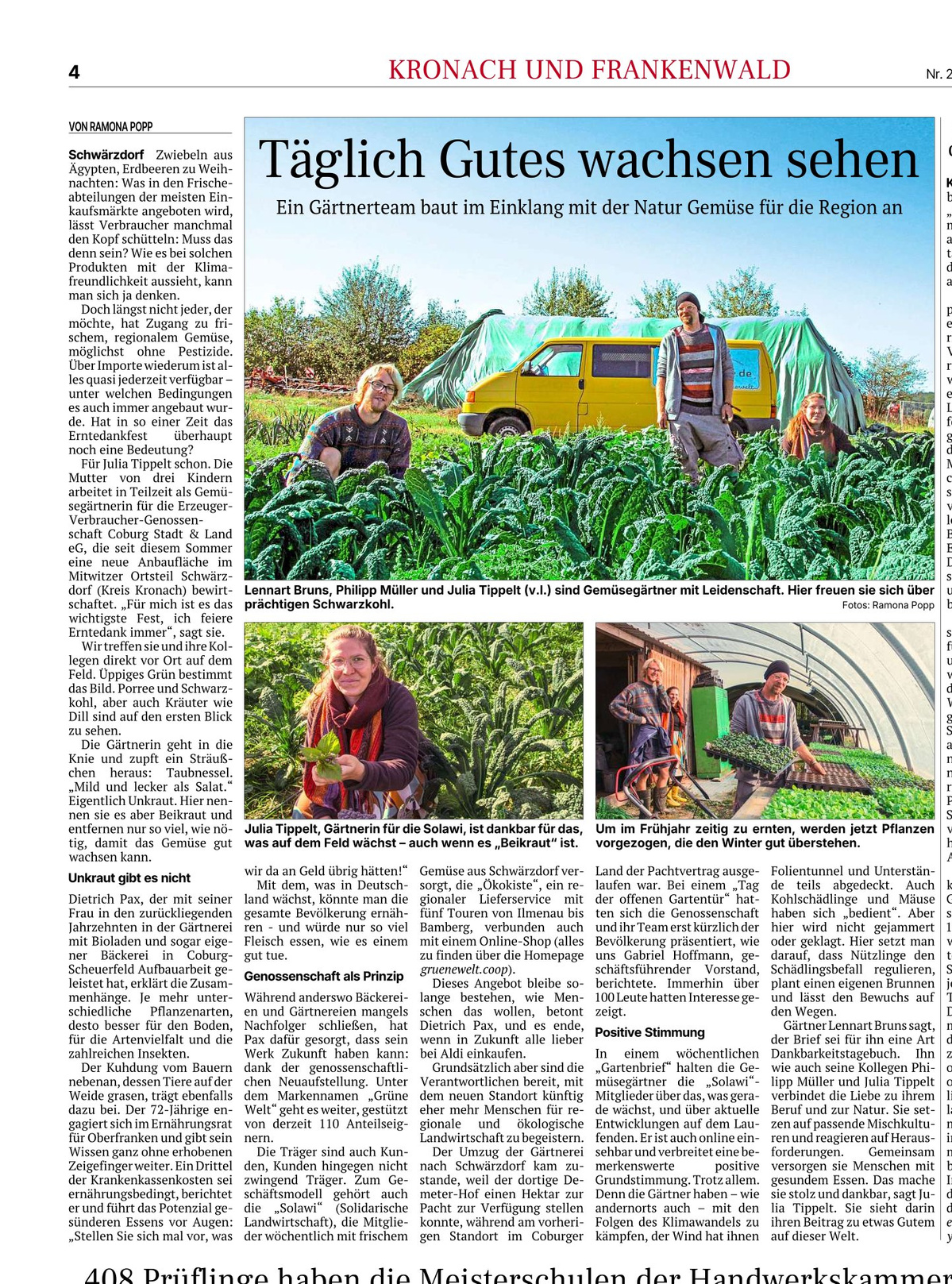 KI-generierte Beschreibung: Bild zeigt Gärtnerteam mit Gemüse und Traktor. Hauptinhalt: Ökologische Landwirtschaft und Gemüseanbau.