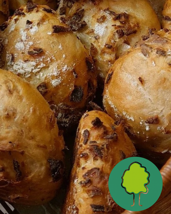 KI generiert: Frische Brötchen mit Zwiebelstückchen; unten rechts ein grünes Logo mit einem stilisierten Baum.