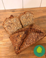 KI generiert: Ein rustikales Vollkornbrot auf einem Holzbrett mit einem Baum-Logo unten rechts.