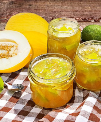 KI generiert: Drei Gläser mit Melonen-Limetten-Konfitüre, daneben liegen geschnittene Melonen auf einem karierten Tuch.