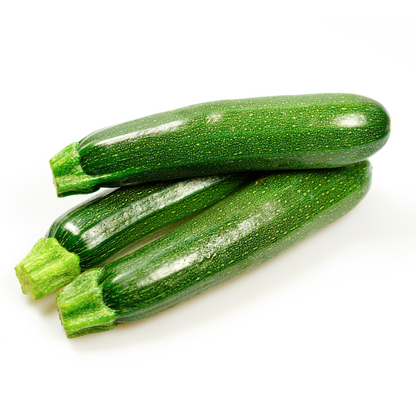 KI generiert: Drei frische grüne Zucchini auf einem weißen Hintergrund.