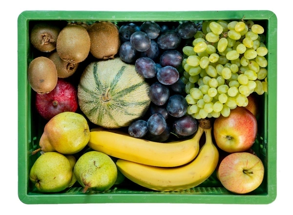 KI generiert: Grüne Kiste mit einer Vielfalt an frischem Obst: Bananen, Äpfel, Melone, Trauben, Pflaumen, Birnen, Kiwis und Granatapfel.