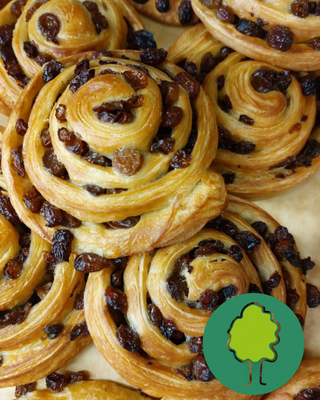 KI generiert: Ein Stapel Rosinenschnecken. Unten rechts ist ein Logo mit einem stilisierten Baum.